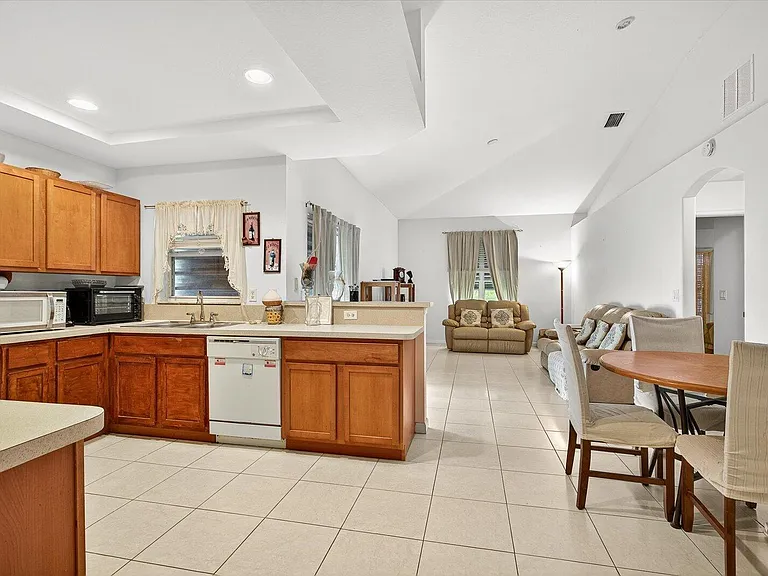 1058 SW Locke Ave — Photo 12