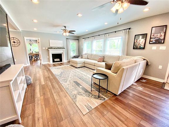 4th image of 880 E Park Dr