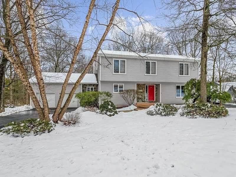 1st image of 17 Stonehedge Dr