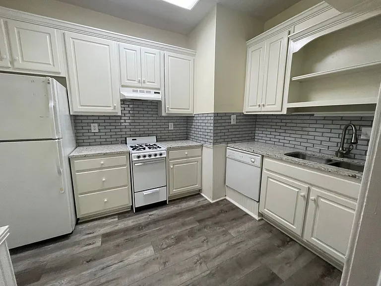 Highland Ave NE, 890 — Photo 5