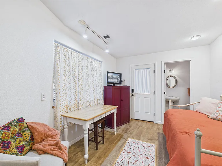 +Bedroom 3
+Day bed (twin)
+Half bathroom 
+Closet with build-ins
+Dresser/Drawers
+TV
+Desk
+Exterior access
+Bedroom door lock