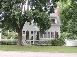 209 E Rockwell St, Fenton, MI 48430