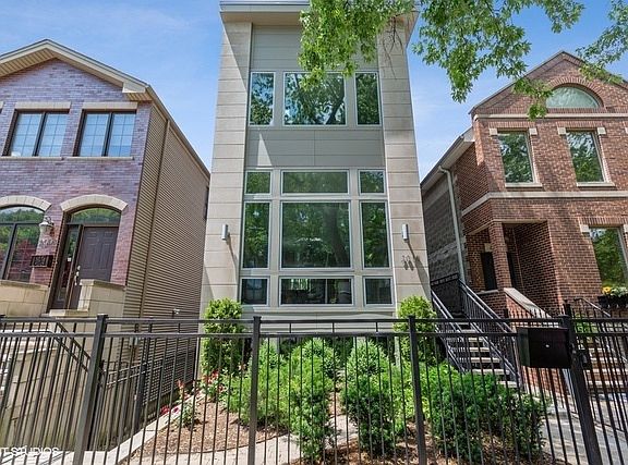 2nd image of 2010 N Hoyne Ave