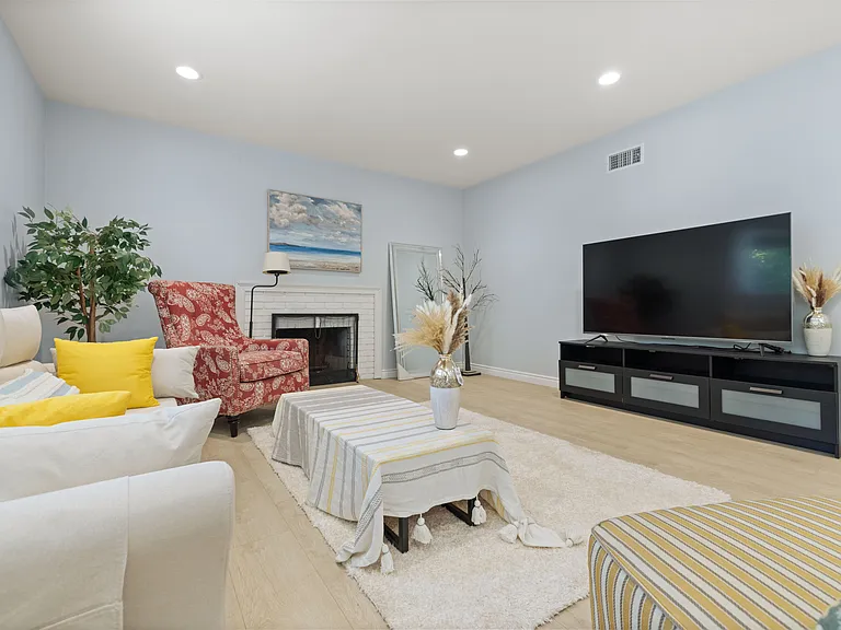 8824 Arcadia Ave — Photo 2