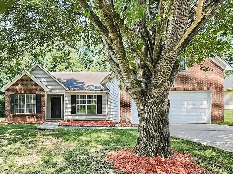 10921 Gardenia St — Photo 1
