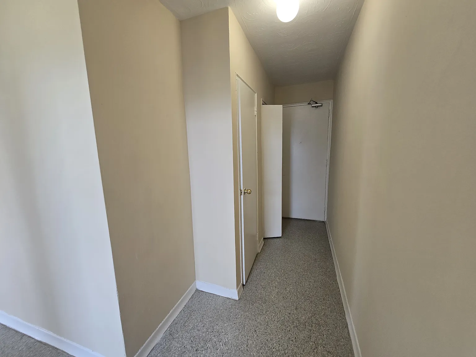 2 bed, 1020 sqft, $2,200 — Photo 4