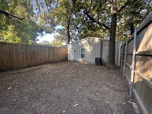 5th image of 916 N Austin St #102