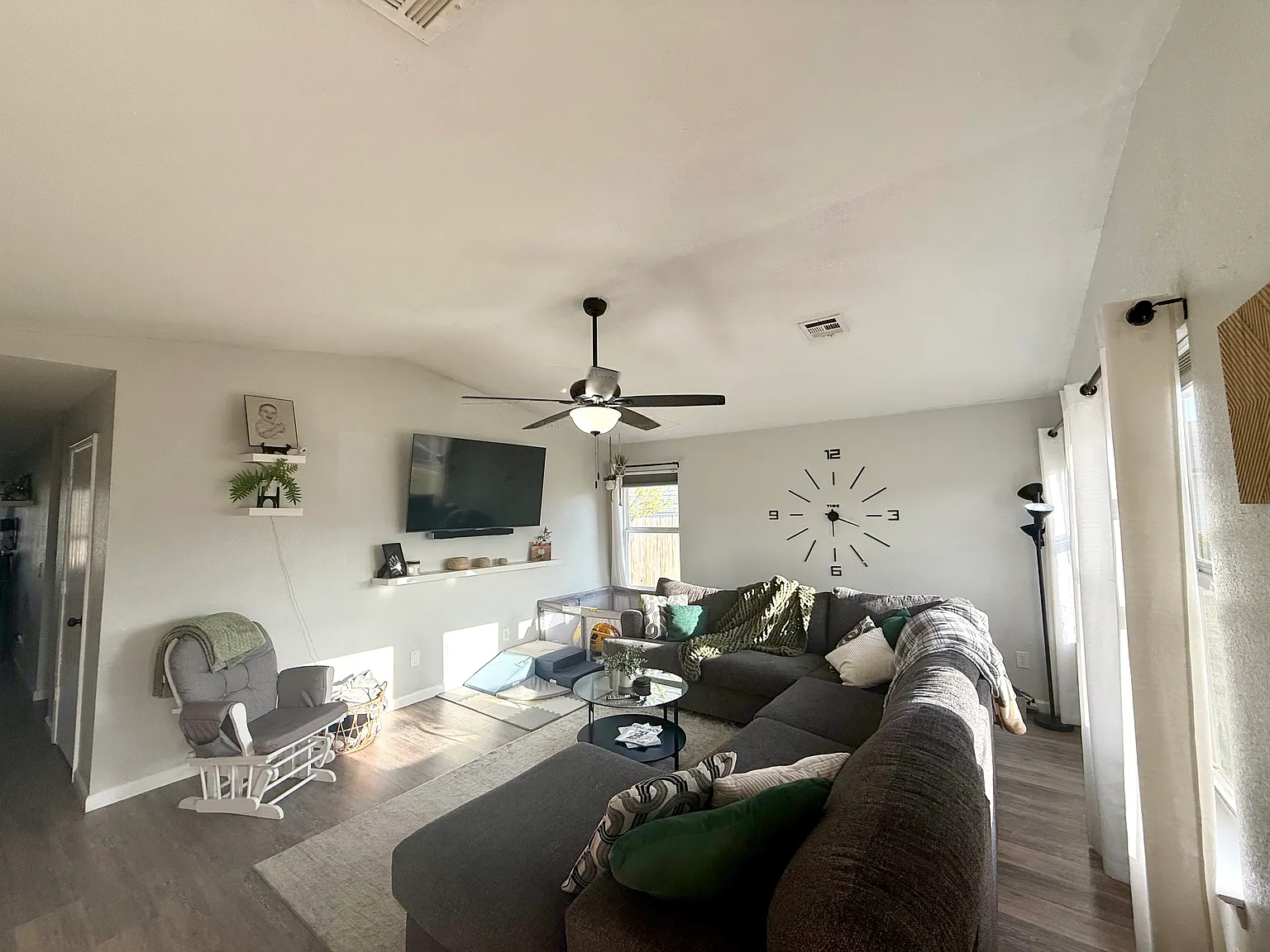 3 bed, 1383 sqft, $1,600 — Photo 2