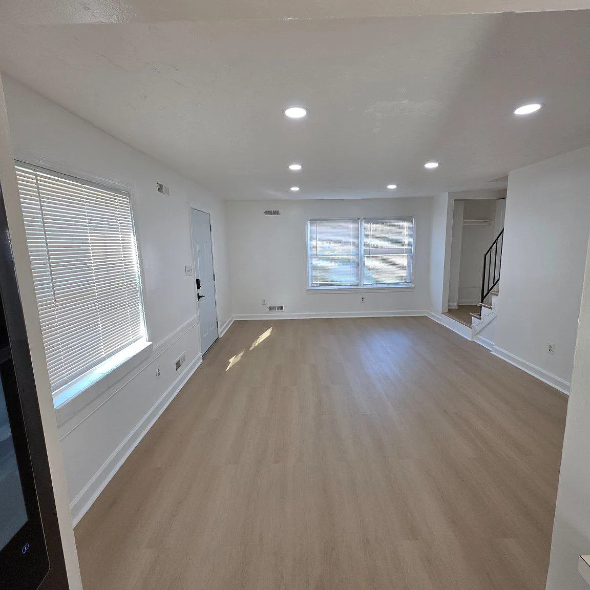 Warfield Condominium — Photo 3