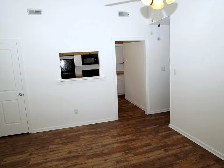 142 Quarterdeck — Photo 3