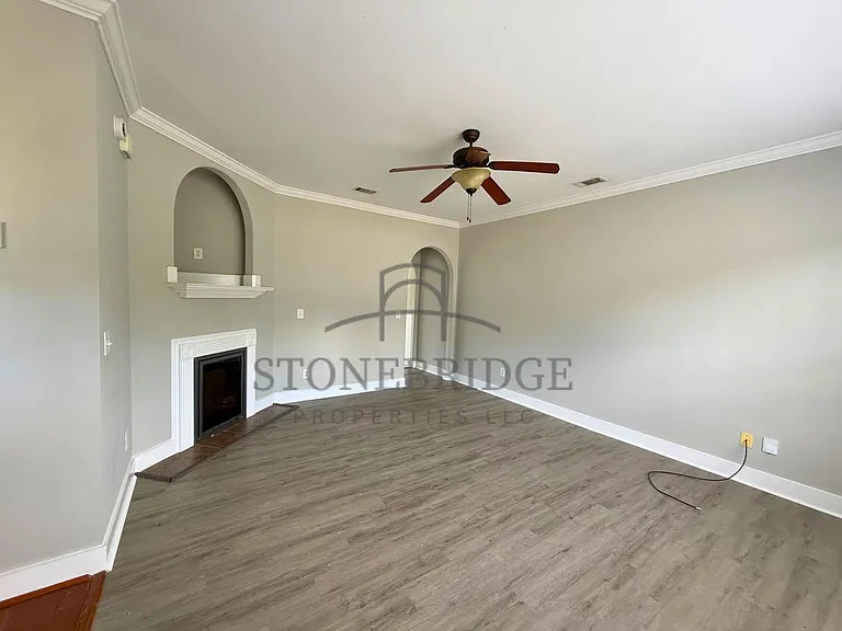 699 The Heights Ln — Photo 2