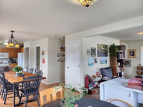 4th image of 335 Julie Dr