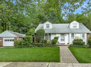 801 Center Dr, North Baldwin, NY 11510