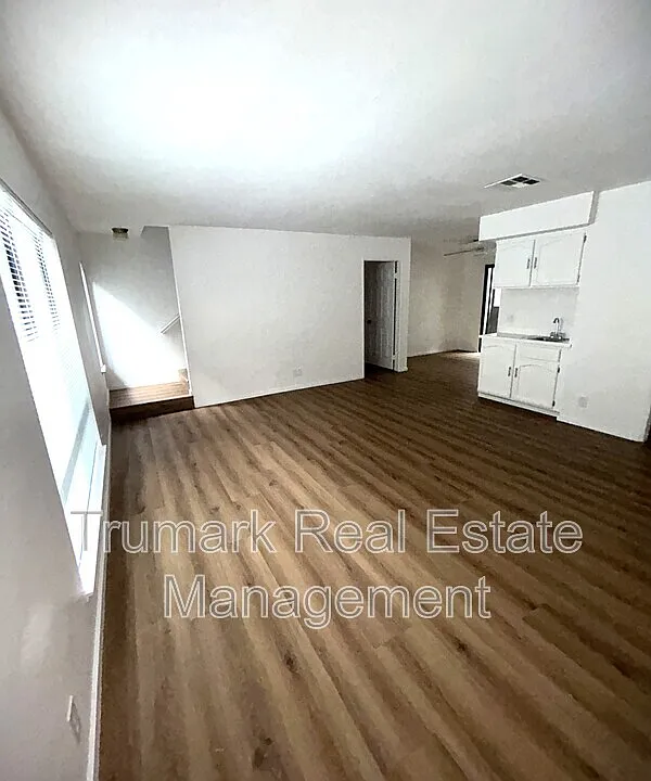 3831 La Crescenta Ave