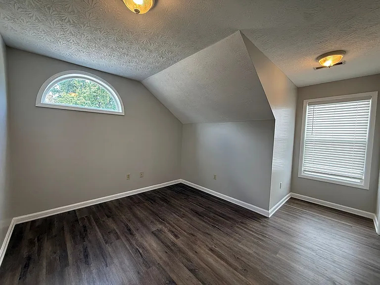 328 Ferguson St — Photo 23