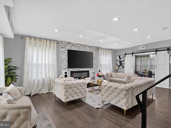 3rd image of 218 Pageant Ln