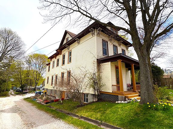 3rd image of 211 Maple St