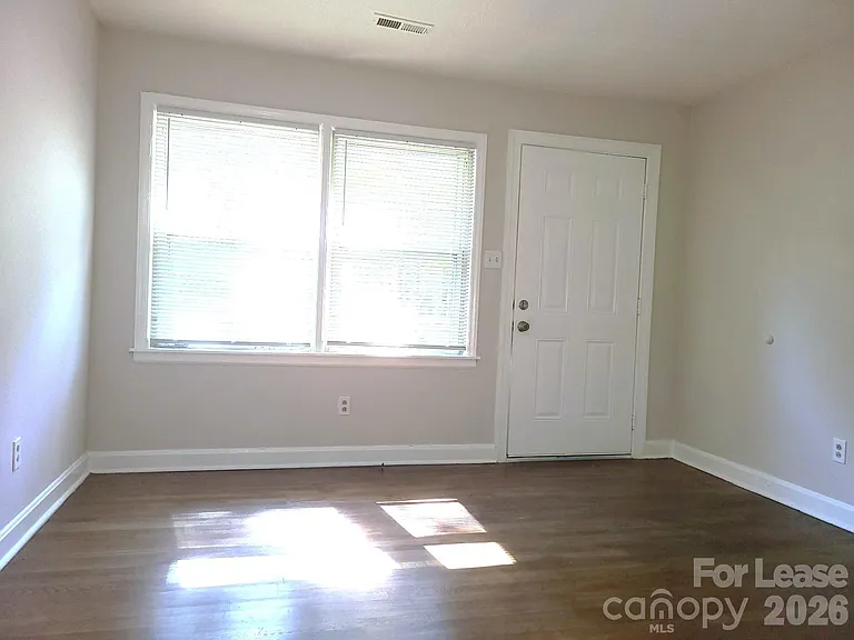956 S Hoskins Rd — Photo 6
