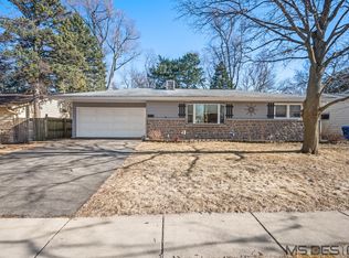128 Walnut Dr, St Charles, IL 60174