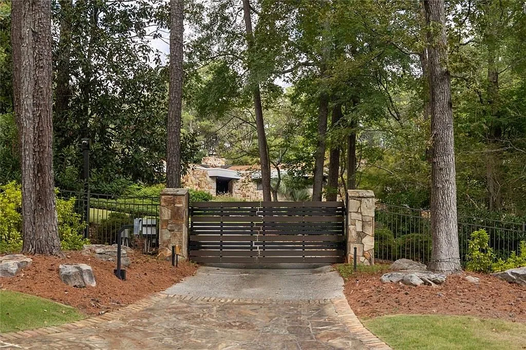 4 bed, 6.0 bath, 4980 sqft, $19,500 — Photo 3