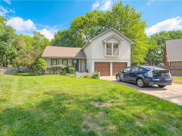 14701 S Homestead Dr, Olathe, KS 66062