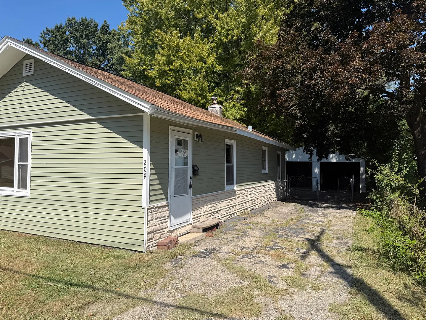 209 W Yates Ave — Photo 1