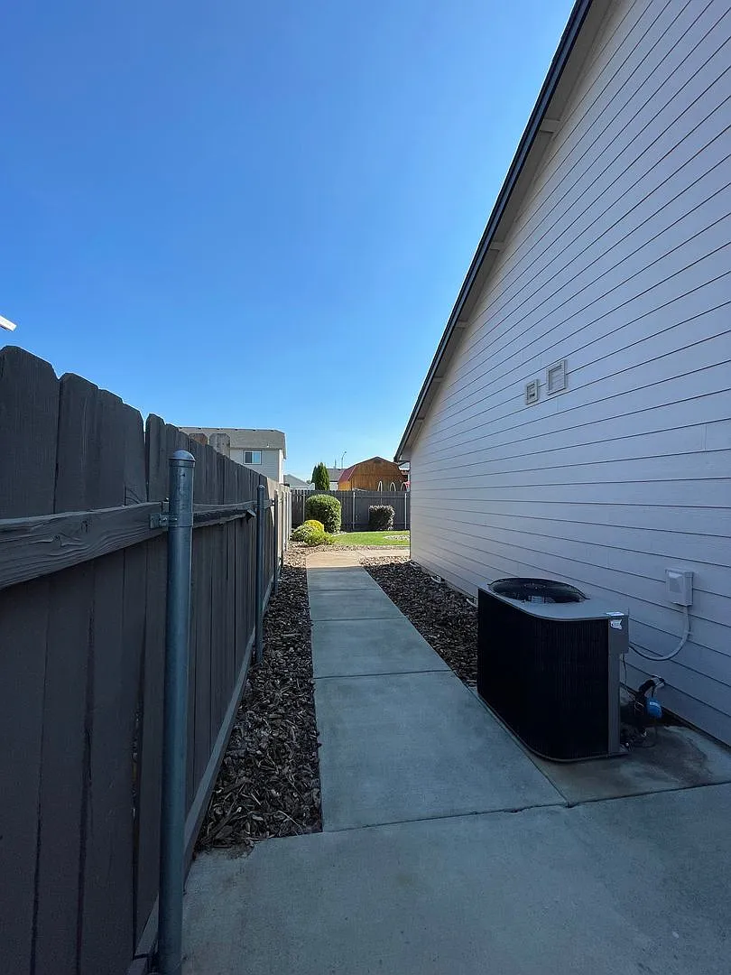 Single Story Home in Quiet Family Friendly Neighborhood — Photo 3