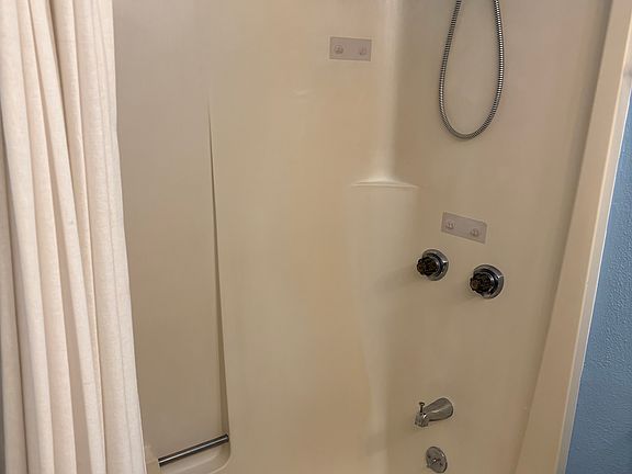 Master-shower/tub