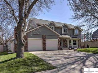 907 Devon Dr, Papillion, NE 68046