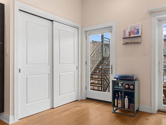 4th image of 1118 N Wolcott Ave APT 2W