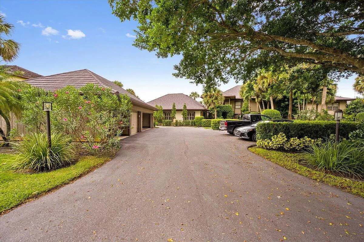 3 bed, 3.0 bath, 1800 sqft, $10,000 — Photo 1