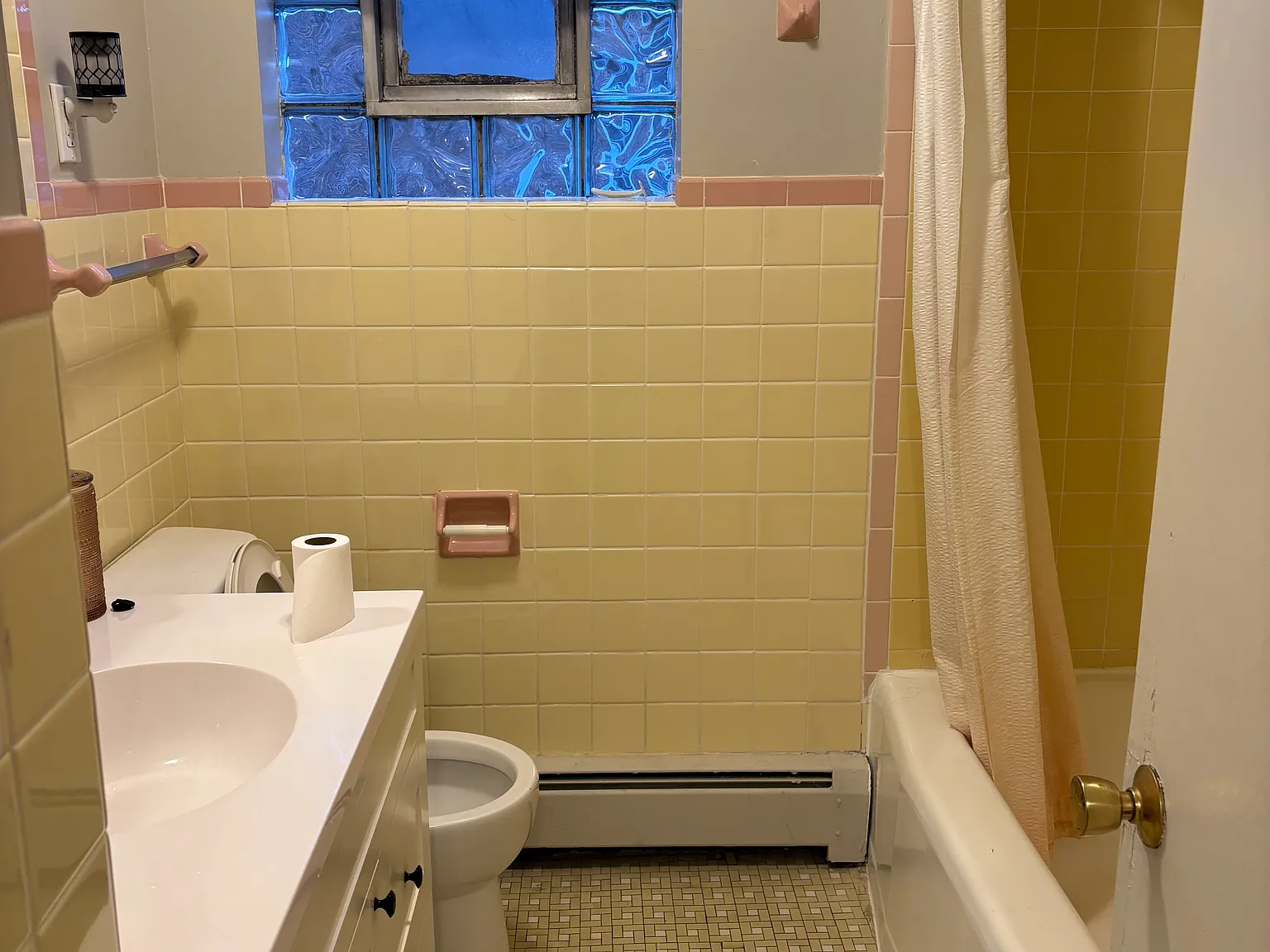 3 bed, 1400 sqft, $2,250 — Photo 2