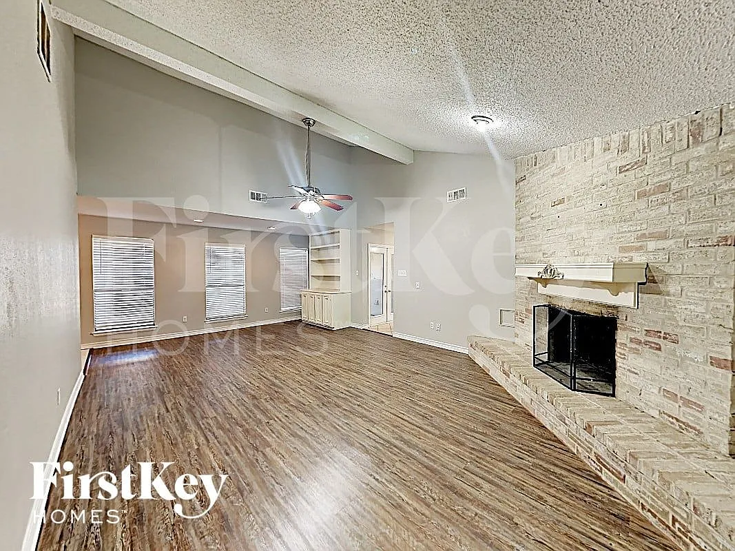 3 bed, 2.0 bath, 1920 sqft, $2,205 — Photo 4