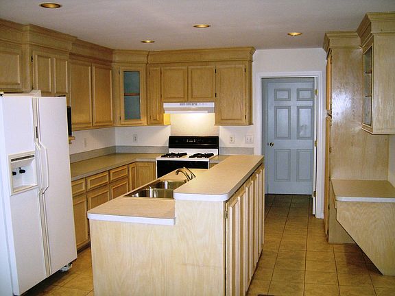 Huge Kitchen w/ Tiled Floors