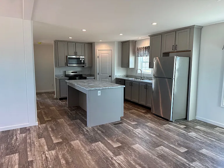 311 E 36th Pl — Photo 7