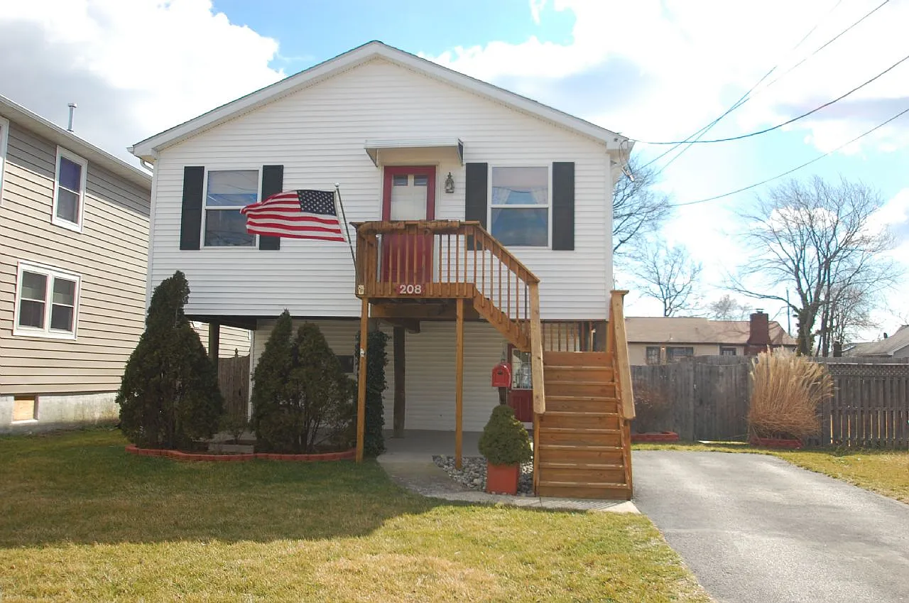 208 Henry St photo 1