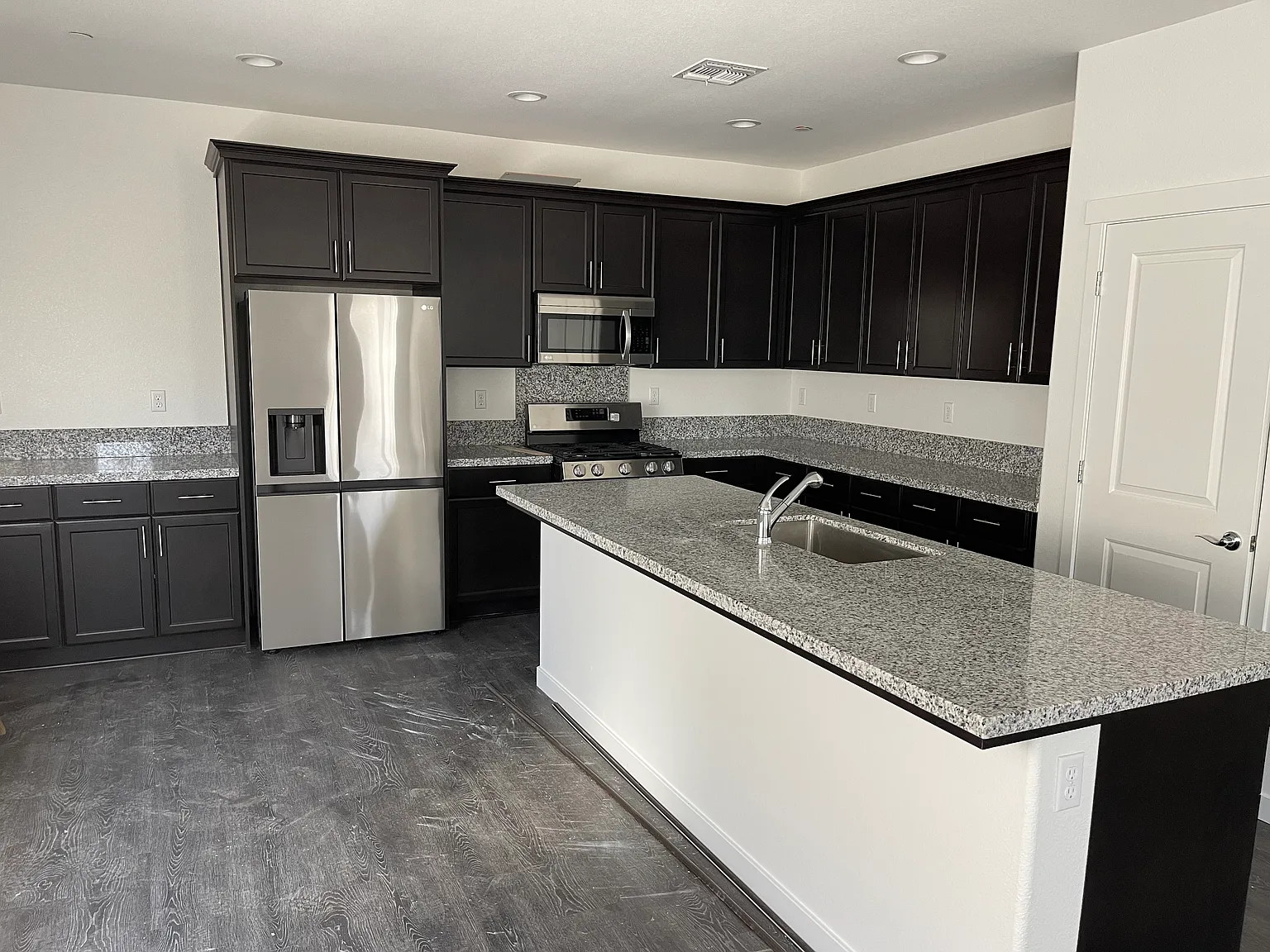 4 bed, 2079 sqft, $4,300 — Photo 4