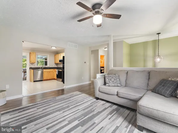 7704 Lake Cir, Pasadena, MD 21122