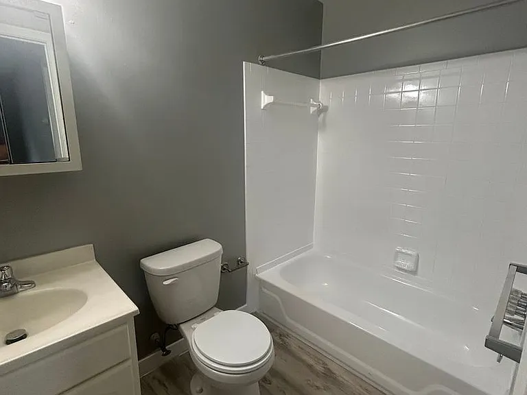 HOLLY GARDEN APARTMENTS — Photo 8