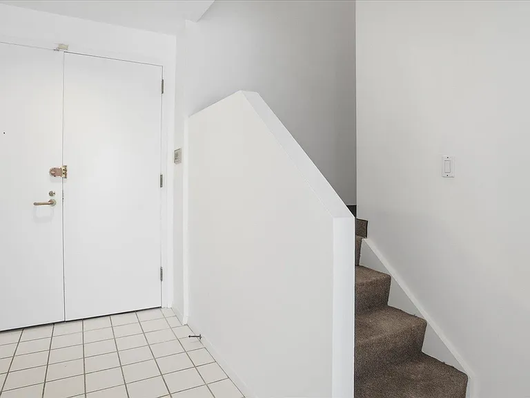 100 Cuttermill Rd #4M — Photo 4
