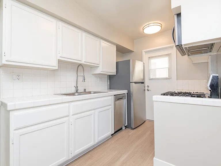 200-206 W Maple St #C — Photo 4
