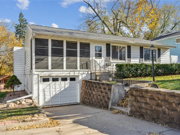 159 26th St NW, Cedar Rapids, IA 52405