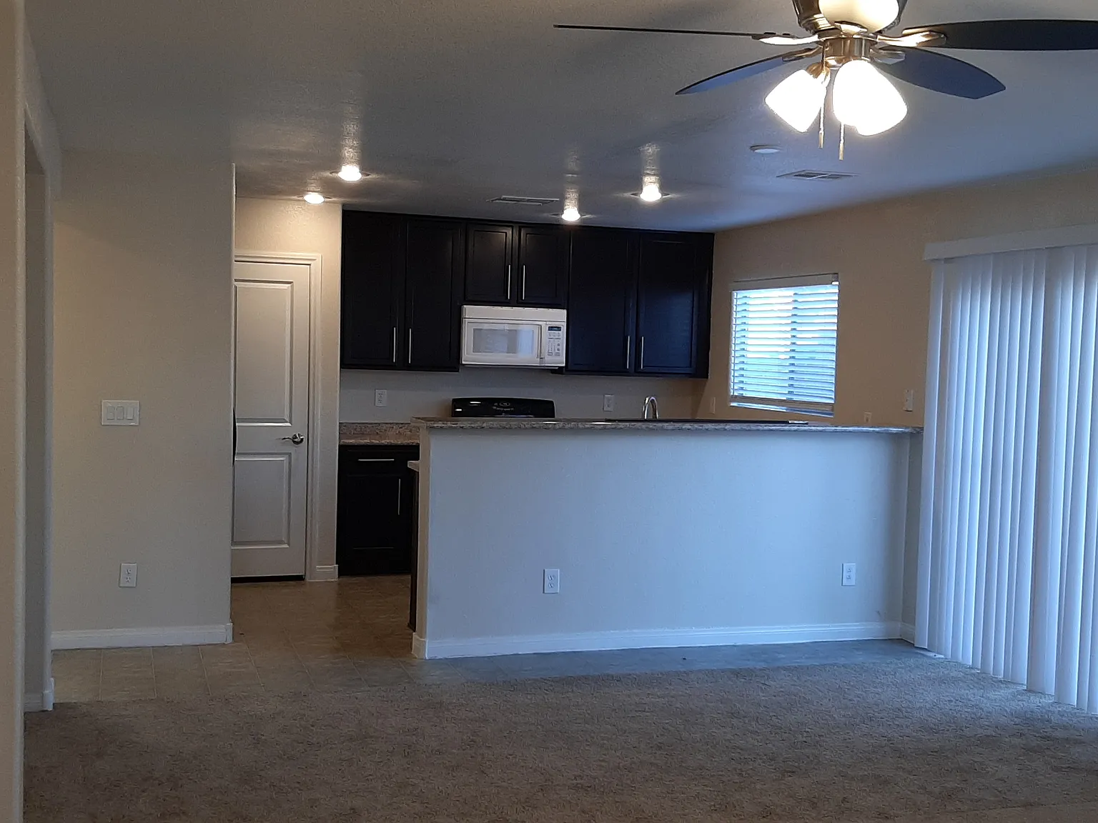 3 bed, 2.5 bath, 1641 sqft, $1,800 — Photo 2