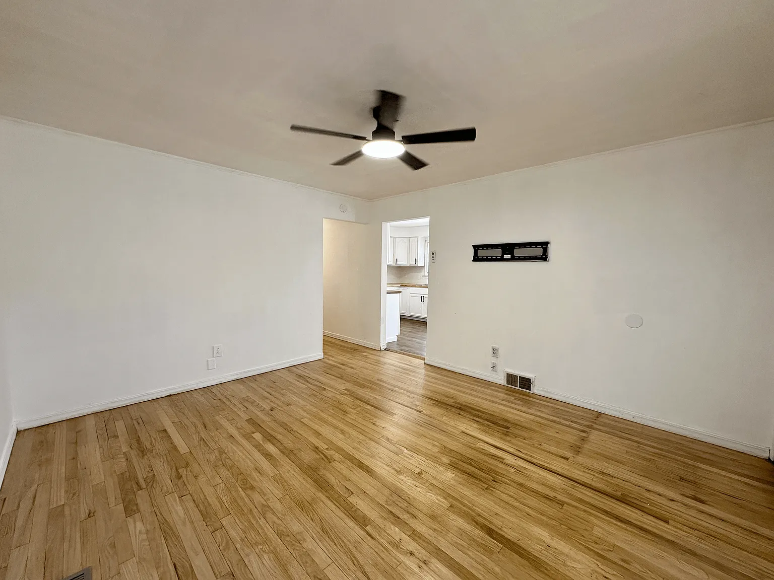 3 bed, 1000 sqft, $1,600 — Photo 2