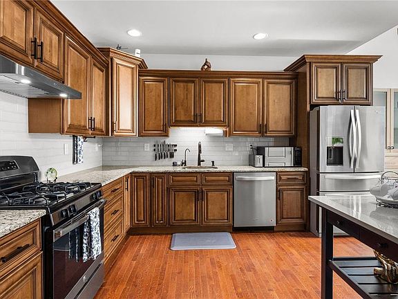 3rd image of 912 Graystone Cir