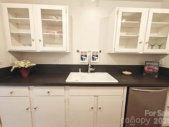 5th image of 1323 Queens Rd Unit 321