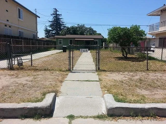 748 W Century Blvd — Photo 4