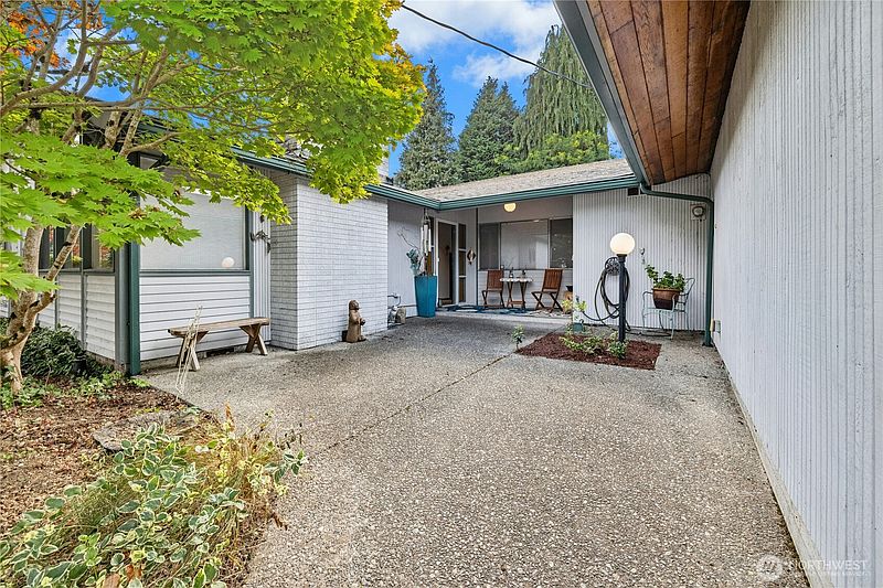 4th image of 8826 Cascadia Avenue