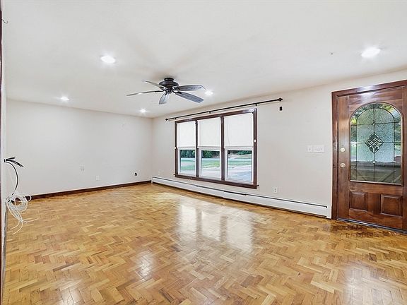 3rd image of 132 Charlton Rd