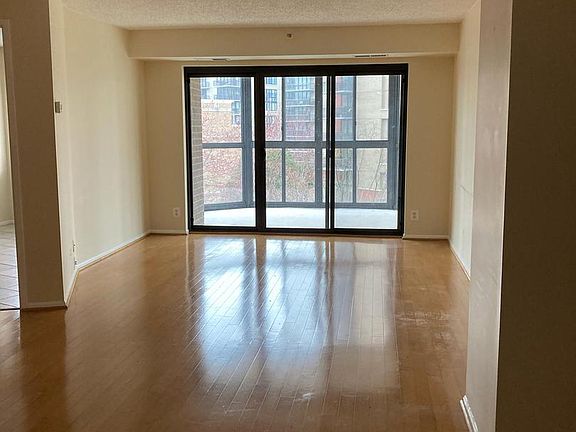 5th image of 1600 N Oak St APT 704